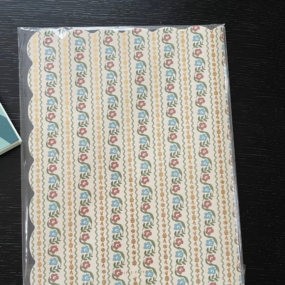 Rifle Paper Co. Softbound 12-Month 2025-2026 Planner + Papier Weekly Notepad SET - Picture 3 of 5